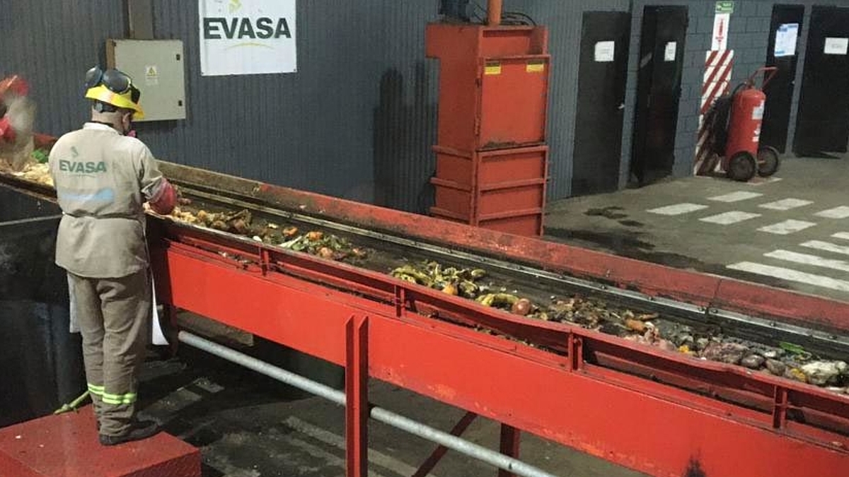 Ein Blick in die Aufbereitungsanlage für organische Abfälle des Recyclingzentrums der Stadt Buenos Aires. Der produzierte Kompost wird größtenteils zur Verbesserung der Bodenqualität eingesetzt.