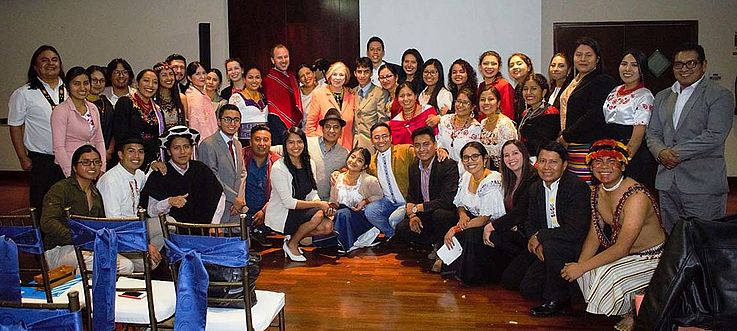 Prof. Ursula Männle trifft sich mit einer gro0en Anzahl von Altstipendiaten aus Ecuador