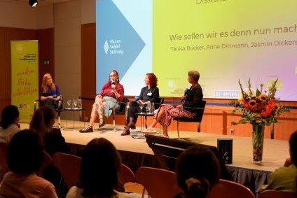 Anne Dittmann, Jasmin Dickerson und Teresa Bücker diskutierten mit BR-Moderatorin Jutta Prediger (von links) zum Thema Care-Arbeit.