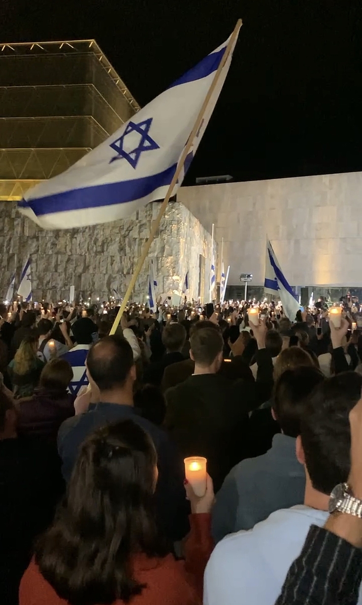 Mahnwache für die Opfer und die Geiseln des 7. Oktober 2023 vor der Synagoge am Jakobsplatz in München. Am Abend des 12. Oktobers kamen an die 200 Teilnehmer. Es wurden Reden gehalten, die israelische Nationalhymne gesungen und gebetet.