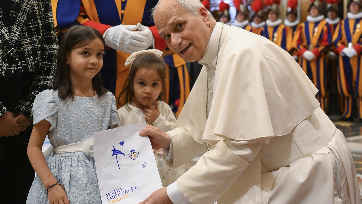 Lesen Sie den vollständigen Artikel"Papst Leo XIV.: Ein Jahr zwischen Frieden und Politik"