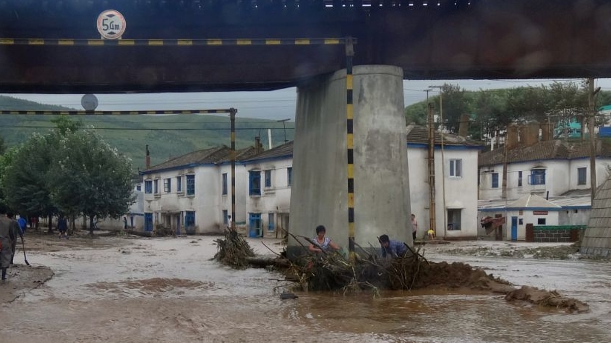 Überflutungen in Sonbong (bei Rason) im Jahr 2015. Jedes Jahr leiden und sterben Menschen an Überflutungen in Nordkorea. Aufforstungsprojekte können helfen, solche Überflutung zu vermindern oder sogar zu vermeiden.