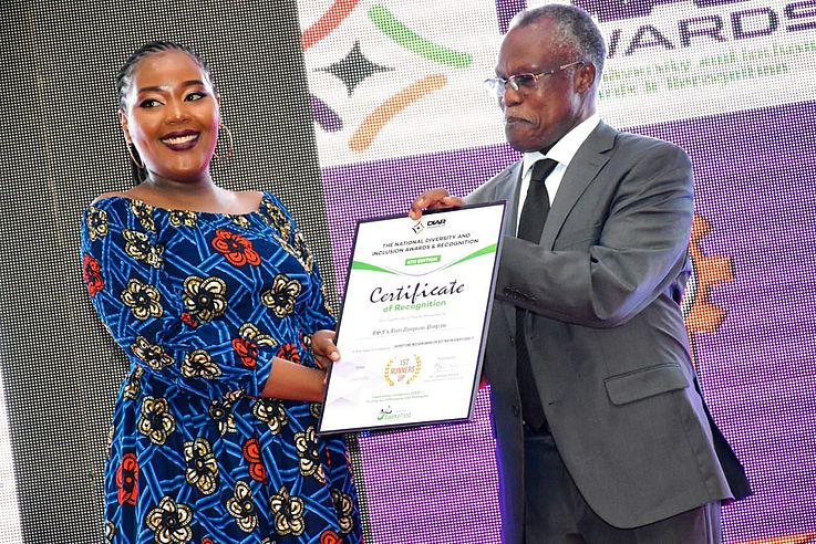 Damaris Kariuki vom Büro der HSS Kenia nimmt von einem Repräsentanten des National Diversity and Inclusion Awards & Recognition (DIAR Awards) die Auszeichnung entgegen.