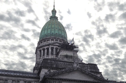Teilansicht des Congresso Nacional in Buenos Aires mit dunklen kleinen Wolken bei dramatischer Beleuchtung