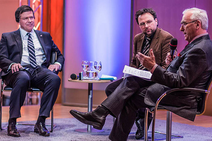 v.li. Mark Riebling (Amerikanischer Autor), Sascha Hinkel (Uni Münster) und Theo Waigel (CSU) im Gespräch über Josef Müller am Tag der Archive 2016 in der HSS