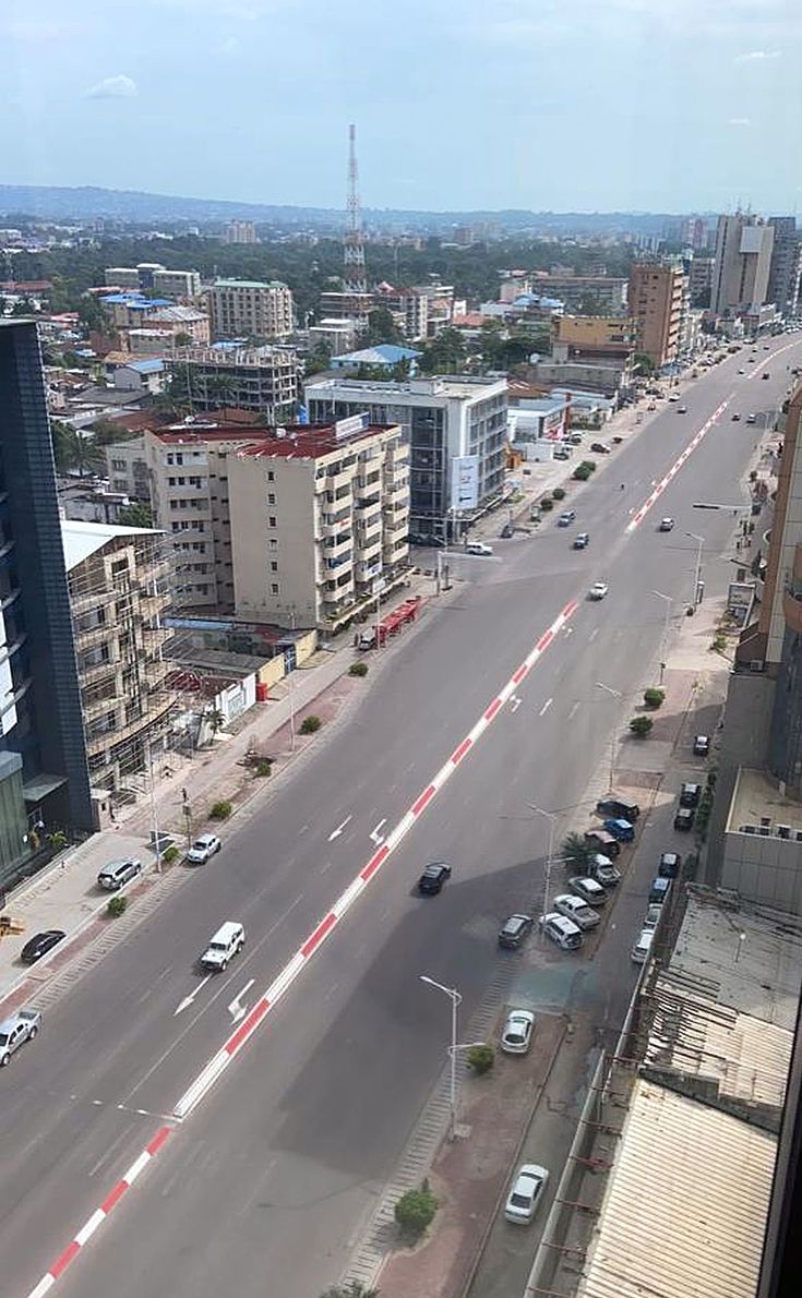 Sonst ist der Boulevard 30 Juin  im Stadtzentrum von Kinshasa ständig verstopft. Nun ist diese Hauptverkehrsader fast völlig leer aufgrund der Ausgangssperre