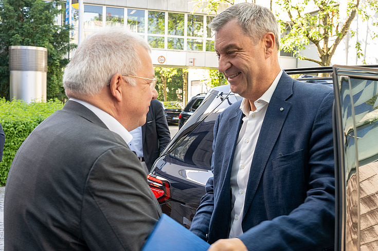 Markus Ferber, ehemaliger Vorsitzende der Hanns-Seidel-Stiftung und MdEP (links), empfängt den Bayerischen Ministerpräsidenten Dr. Markus Söder bei dessen Eintreffen in der Stiftung.