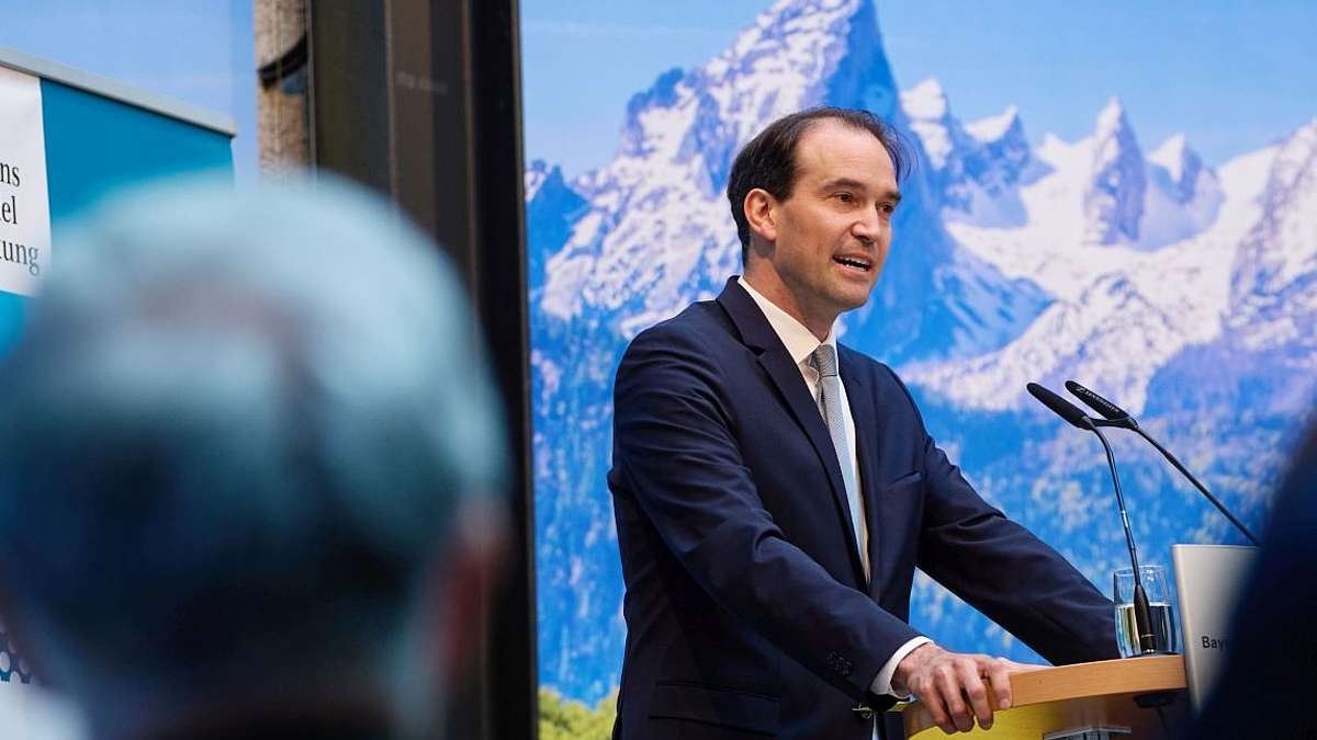 Dr. Marco Lorenz, Leiter der Vertretung des Freistaates Bayern beim Bund, eröffnete die Podiumsdiskussion.