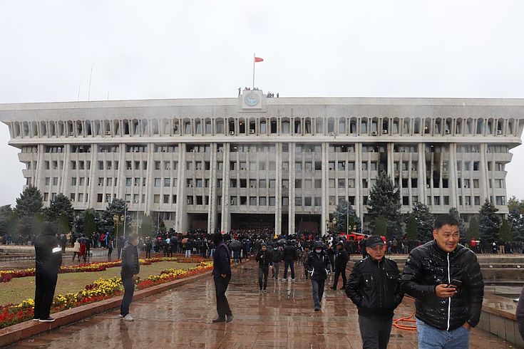 Menschen vor dem Präsidentenpalast in Bischkek