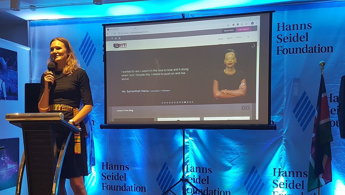 Uta Staschewski, Leiterin des HSS-Büros in Kenia, bei Eröffnungsfeier des Projekts „Binti Uongozini“ 2018 in Kenia.