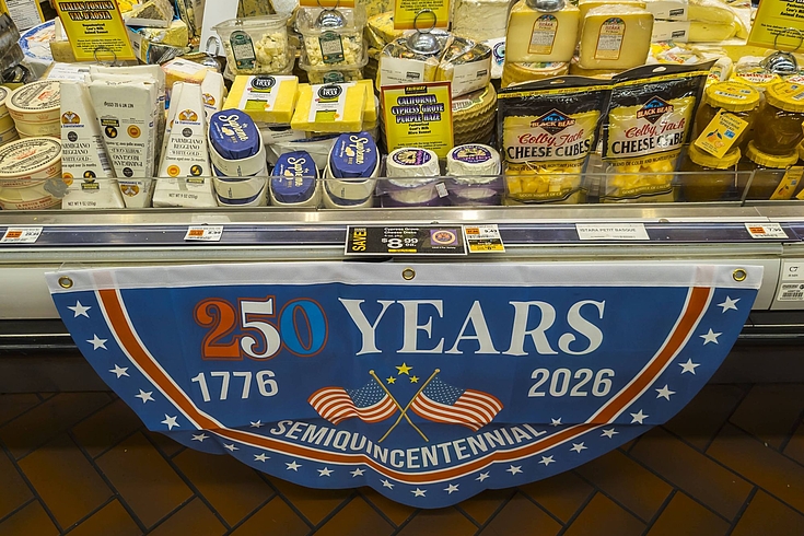 Die Auslage der Käseabteilung eines New Yorker Supermarktes im Dekor des Independence Days.