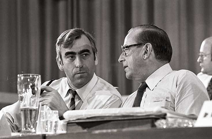 Friedrich Zimmermann, Vorsitzender 1976-1982  (rechts) mit seinem Nachfolger Theo Waigel, Vorsitzender 1982-1989. 