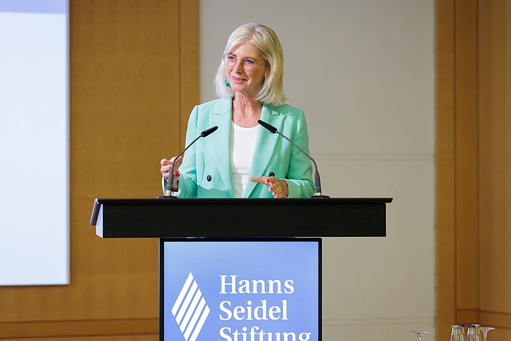 Die bayerische Sozialministerin Ulrike Scharf, MdL, unterstrich in ihrem Impulsstatement: „Arbeit und Soziales sind zwei Seiten derselben Medaille. Sozial ist, was unseren Sozialstaat zukunftsfähig macht.“