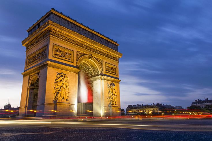 Der Triumphbogen in Paris, umfahren von Fahrzeugen