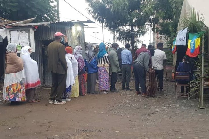 Vor einem Wahllokal in Addis Abeba warten Wähler darauf, ihre Stimme abzugeben. Noch dauert die Auszählung der Stimmen in Äthiopien an, doch voraussichtlich darf der amtierende Präsident Abiy Ahmed damit rechnen, in seinem Amt bestätigt zu werden.