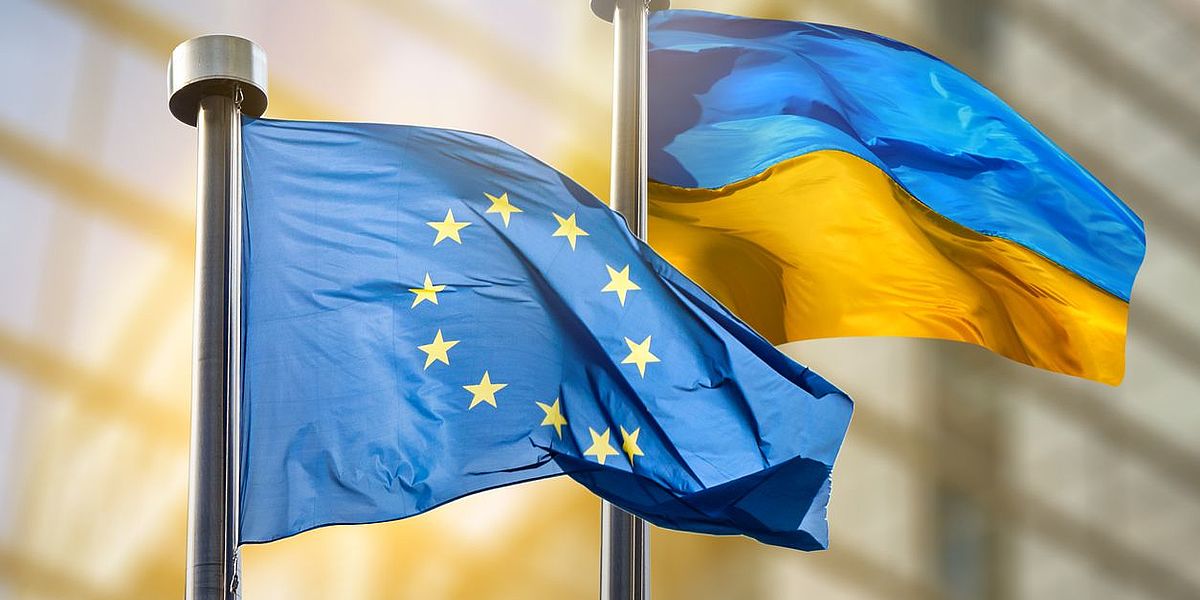 Die Flaggen der Europäischen Union und der Ukraine vor dem Europäischen Parlament in Belgien Ukraine.