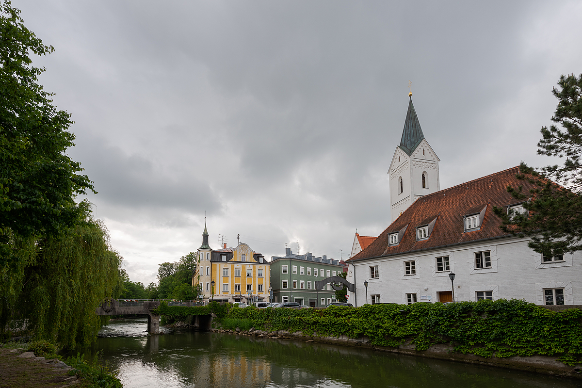 Dunkle Wolken am Horizont der Kommunen: Denkmalschutz ist auch eine Aufgabe der Landratsämter, die zugleich Untere Denkmalschutzbehörden sind. Im Bild die für Bruck namensgebende Amperbrücke, ein Baudenkmal nahe der Kirche St. Leonhard in der Kreisstadt Fürstenfeldbruck.