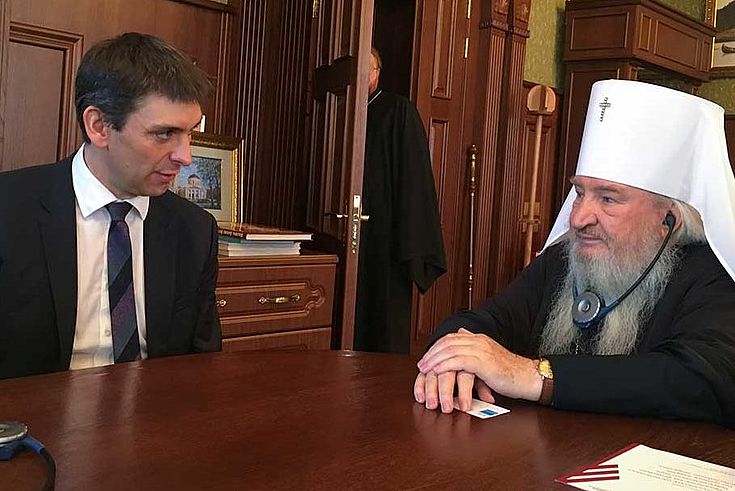 Jan Dresel, Vertreter der HSS in Moskau, diskutiert mit  Theothan, Metropolit von Kasan und Tatarstan über religiöse Fragen