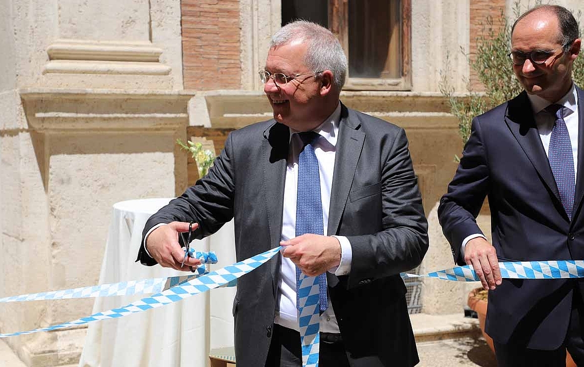 Mit einem feierlichen Festakt eröffnete die Hanns-Seidel-Stiftung am 22. Juni 2022 ihre erste Vertretung in Italien. HSS-Vorsitzender Markus Ferber, MdEP, betonte: Mehr Austausch, mehr Dialog und mehr europäische Zusammenarbeit – dafür steht das neue Büro im Istituto Luigi Sturzo im Herzen Roms, unweit des Vatikans.
