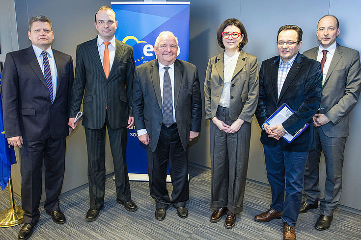 Delegationsteilnehmer: Daniel Seiberling, Iegor Soboliew, Joseph Daul (Präsident der Europäischen Volkspartei), Oksana Syroid, Oleh Bereyzuk und Dr. Markus Ehm (HSS Brüssel)
