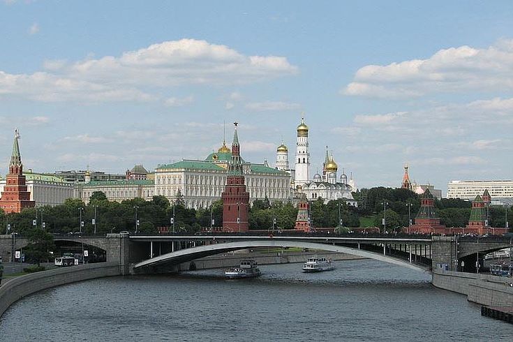 Panorama der Stadt Moskau mit einer Ansicht des Kremls und dem Fluss Moskwa.