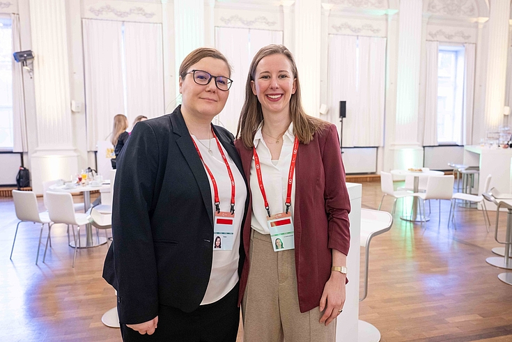Andrea Rotter (li.,) mit Kollegin Christiane von Czettritz und Neuhaus beim Women's Breakfast der HSS.