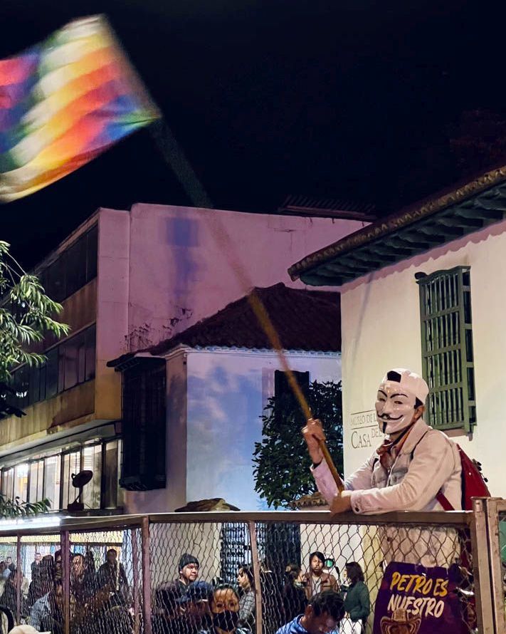 Ein Anhänger von Gustavo Petro schwenkt die Wiphala, die Flagge der indigenen Völker der Andenregion. Ihnen verspricht Kolumbiens künftiger Präsident bessere Chancen für politische und sozioökonomische Teilhabe.
