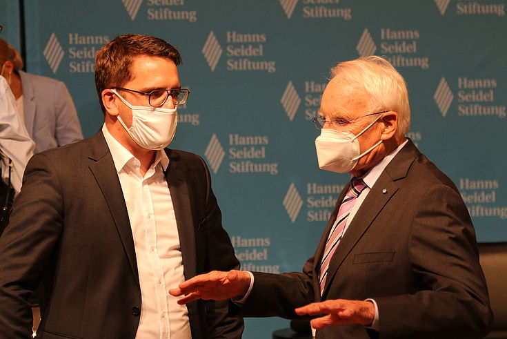 Doelschal und Stoiber in angeregter Unterhaltung mit Mundschutz