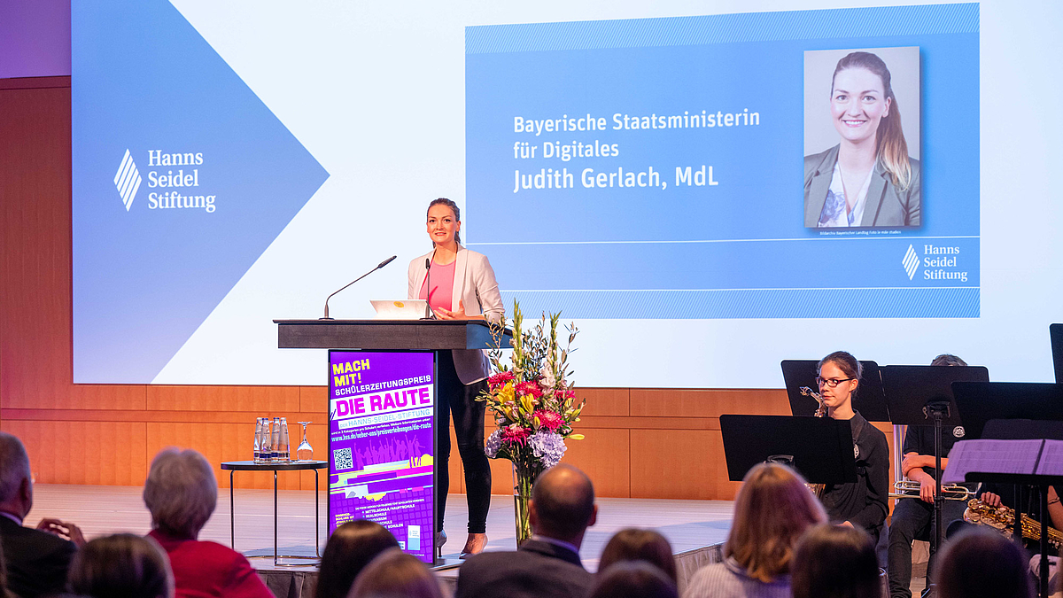 Als Festrednerin sieht Bayerns Digitalministerin Judith Gerlach, MdL, hier "Bayerns beste Nachwuchsjournalisten", welche anerkennend mit einem Preis nach Hause fahren dürfen.