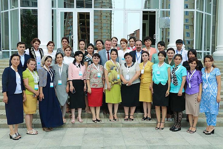 Diese Frauen beginnen einen neuen Lehrgang am nationalen Institut für öffentliche Verwaltung unter dem Präsidenten der Republik Tadschikistan