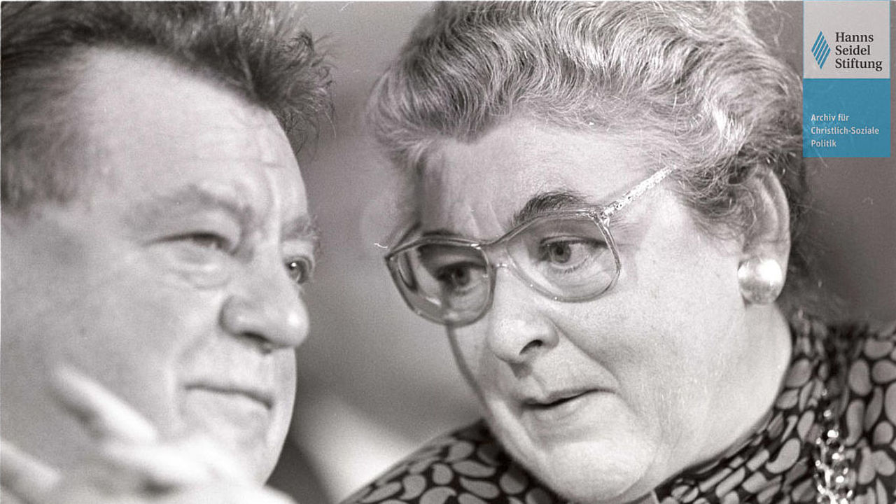 Franz Josef Strauß und Mathilde Berghofer-Weichner auf dem CSU-Parteitag "Mit Mut und Profil Politik für Deutschland" im November 1987 in der Münchener Bayernhalle