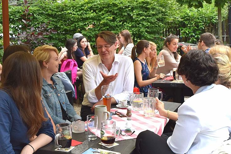 Diskussion im Biergarten mit MdB Michael Frieser 