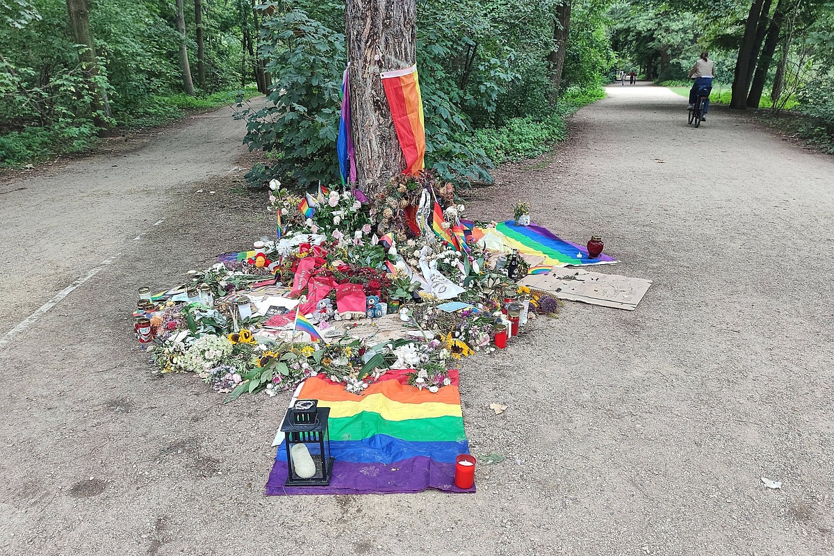 Der mutmaßlichen Attentäter Abdul B. ist am 25. Juli 2026 mit einem Fahrzeug im Bereich des Tiergartens in Berlin am Rande des Christopher Street Day (CSD) in eine Menschenmenge gerast. Eine Frau wurde dabei getötet, 29 weitere Menschen teils schwer verletzt. 
Der 21-jährige B. war polizeibekannt und wurde der islamistischen Szene in Berlin zugeordnet. Am Tag nach dem Anschlag ist er von Polizisten gestellt und erschossen worden.
In Tatort-Nähe haben Menschen auf dem Ahornsteig im Tiergarten Blumen niedergelegt.
