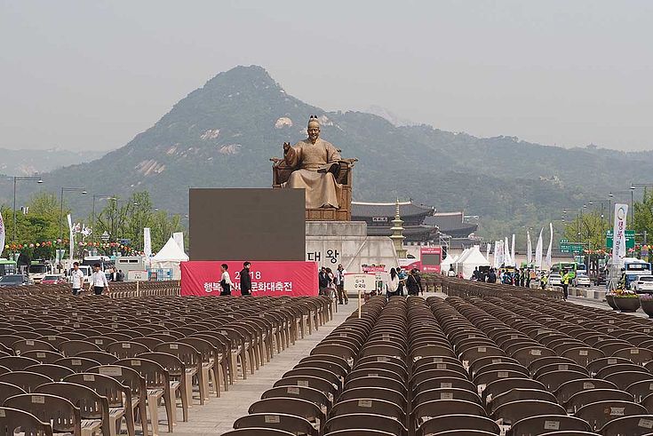 Public viewing in Südkorea: Das Gipfeltreffen weckt Hoffnungen auf gemeinsame Projekte. Geplant ist etwa eine neue "Sonderwirtschaftszone", gemeinsame Sportteams bei den "Asian Games", Infrastrukturprojekte, etc. 