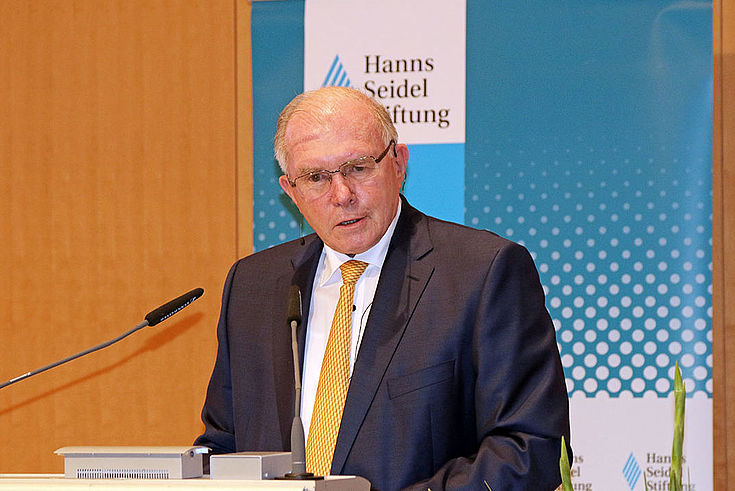 Naumann am Rednerpult