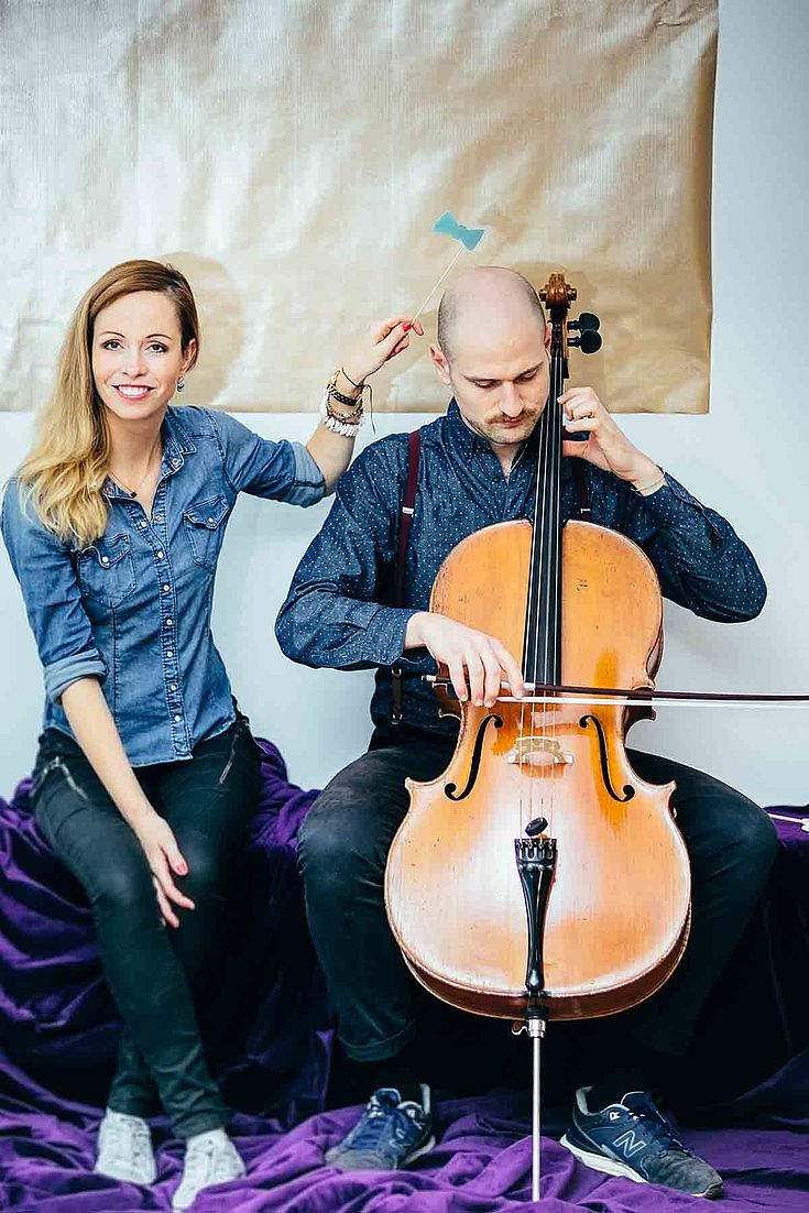 Preisträgerin Christin Henkel mit ihrer "Band ohne Haare", Juri Kannheise, der sie auf dem Cello begleitet.