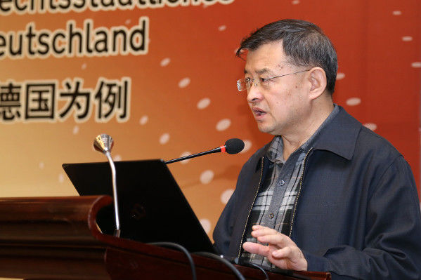 Jiang Xiaochuan referiert über Aufgaben und Fragestellungen der Justizreform in China