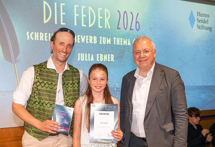 Jurymitglied Patricius Mayer (li.) mit Preisträgerin Julia Ebner und dem scheidenden Vorsitzenden Markus Ferber, MdEP (re.)