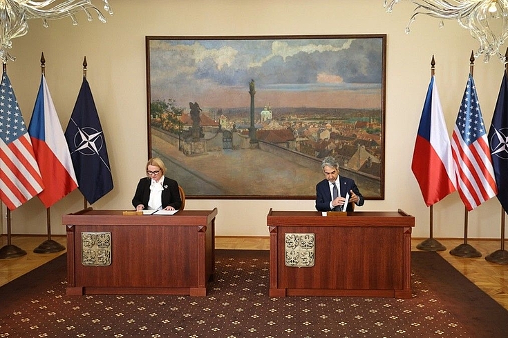 Verteidigungsministerin a.D. Jana Černochová (li.) und der US-Botschafter a.D. Bijan Sabet bestätigen den F-35-Vertrag (2024)