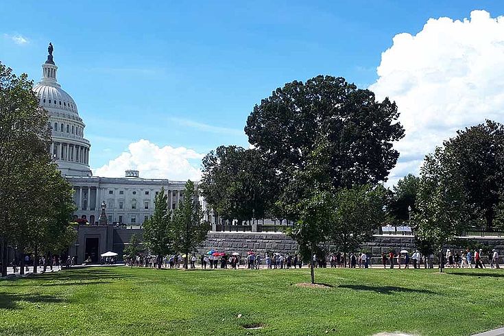 Lange Menschenschlange vor dem Capitol in Washington