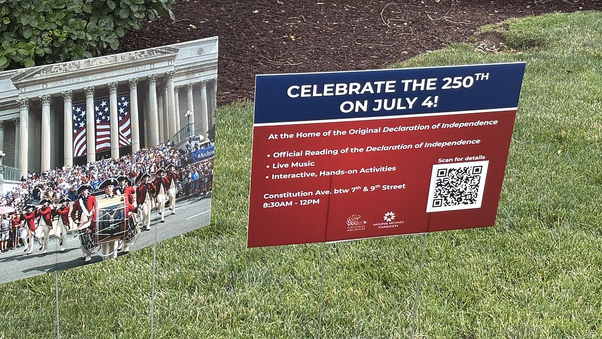 Werbeplakate für Veranstaltungen rund um den Independence Day am 4. Juli.
