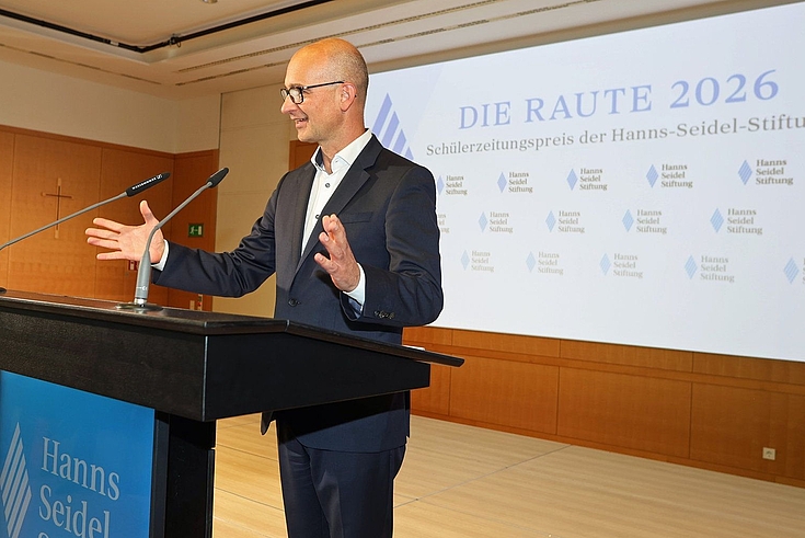 „Seien Sie wachsam, seien Sie kritisch", sagte BR-Chefredakteur in seiner Laudatio. "Seien Sie vor allem diejenigen, auf deren Information sich die Menschen verlassen können. Denn es wird zwischen Aktivismus, Desinformation und Propaganda für viele immer schwieriger, sich zu orientieren." 
