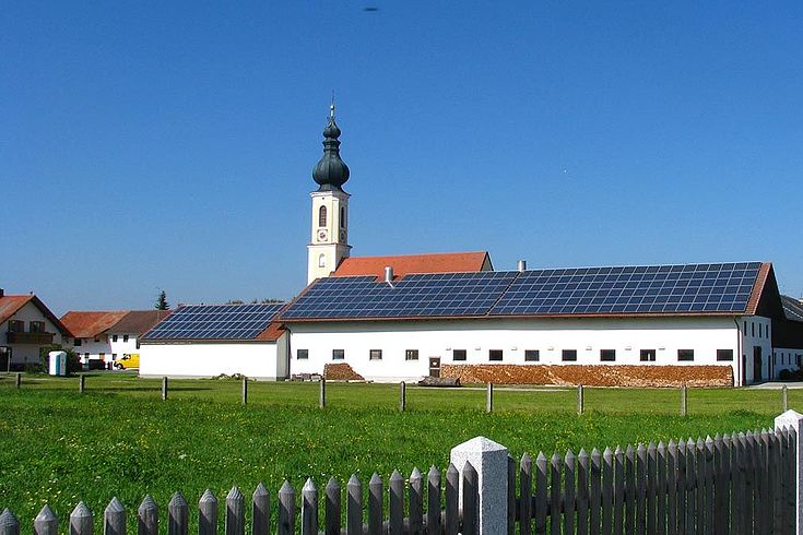 Energieerzeugung in Kommunen: Hausdächer mit Photovoltaikanlagen
