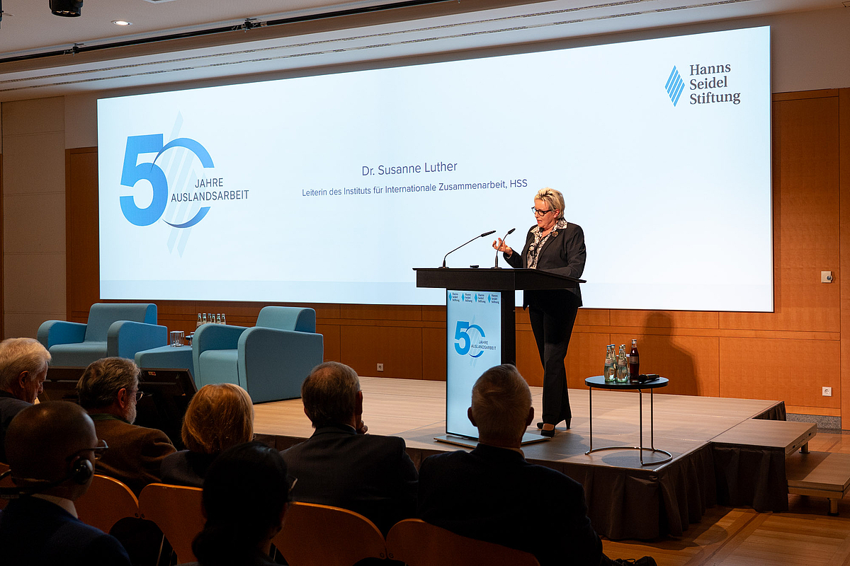 Thematische Einführung: Dr. Susanne Luther, Leiterin des HSS-Instituts für Internationale Zusammenarbeit, betont die Bedeutung von Vertrauen und langfristigen Partnerschaften für die Bewältigung globaler Herausforderungen.