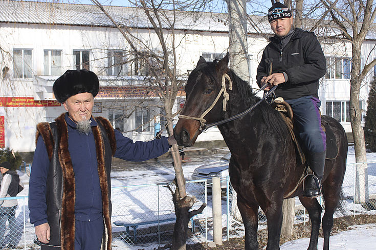 Zu Fuß, mit dem Auto oder zu Pferd zum Wählen. Landesweite Kommunalwahlen und Verfassungsreferendum in Kirgisistan.