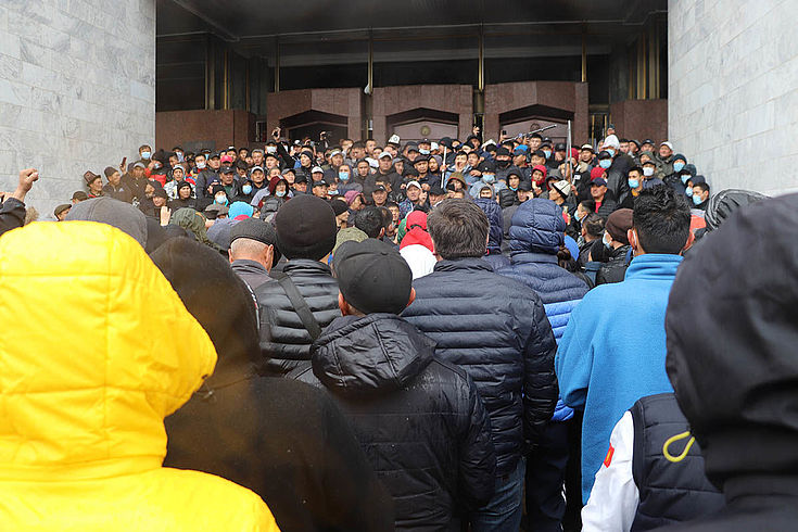 Wütende Menge auf den Stufen vor dem Präsidentenpalast