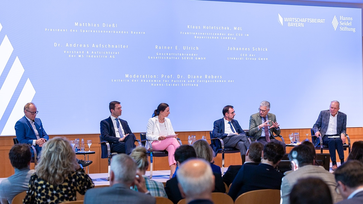Es diskutierten (v.li.:): Johannes Schick, CEO der Linhardt GmbH, Matthias Dießl, Präsident des Sparkassenverbands Bayern, Prof. Dr. Diane Robers, Leiterin der Akademie für Politik und Zeitgeschehen der HSS, Klaus Holetschek, MdL, Vorsitzender der CSU-Landtagsfraktion, Dr. Andreas Aufschnaiter, Vorstand der MS Industrie AG, und Rainer Ulrich, Geschäftsführer der SEViX GmbH. 
