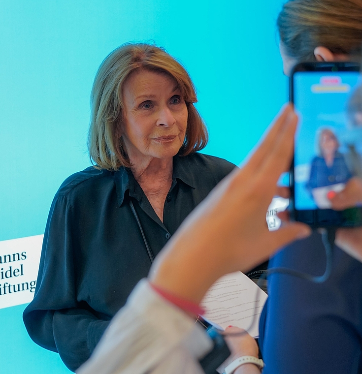 Grand Dame des deutsch-österreichischen Films nicht fehlen: Senta Berger.