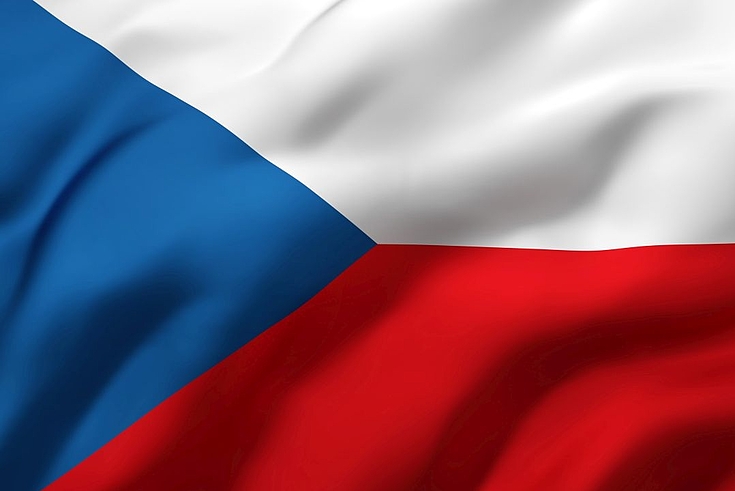 Die Flagge Tschechiens.In zwei sich berührende Flächen ragt von links eine dritte als Dreieck hinein.