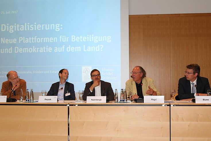 Rege Diskussion um Pro und Contra: Lesch, Paryczek, Nuernbergk, Magel, Blume